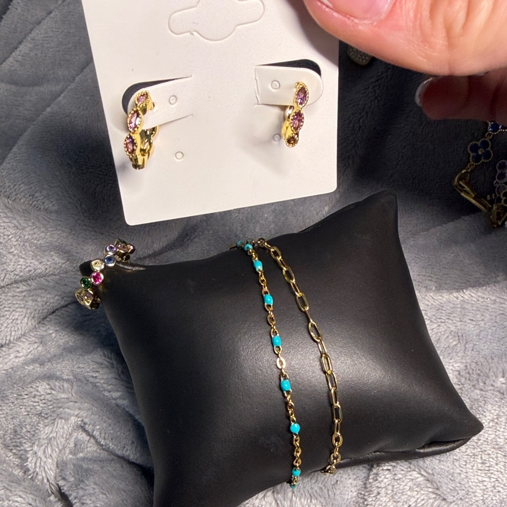 Gold-Tone Pink Crystal Hoop Earrings and Turquoise Beaded Chain Bracelet Tonya💓